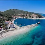Casa de Férias Dionis Lovely Beachfront House In Prigradica, Korcula Island *